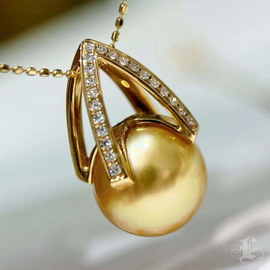Grezzo 【Geometria scolpita 】Ciondolo con diamante e perla dorata dei mari del sud in vendita