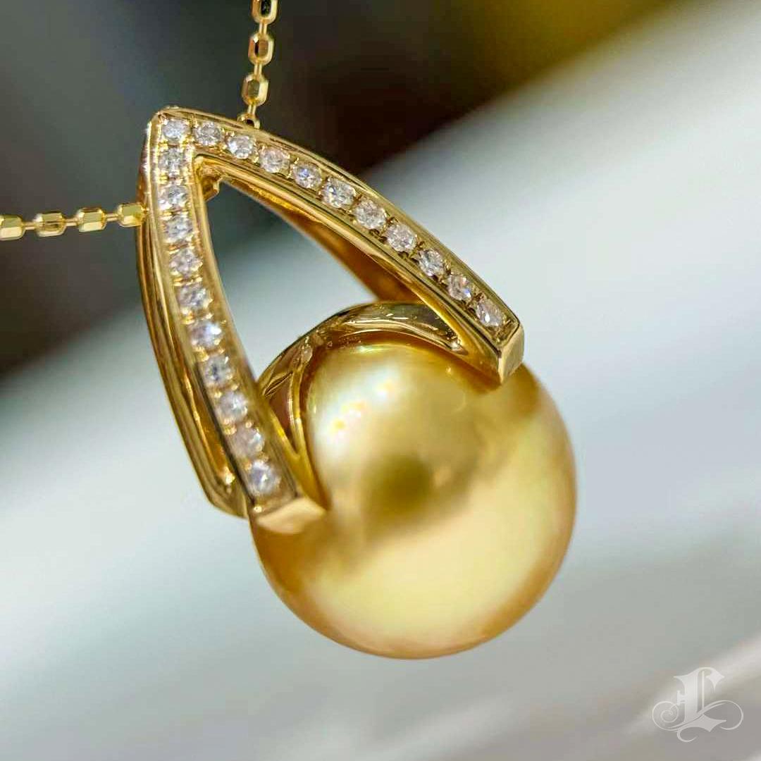 【Geometria scolpita 】Ciondolo con diamante e perla dorata dei mari del sud In condizioni Nuovo in vendita a New York, NY