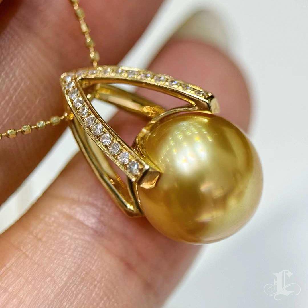 Donna 【Geometria scolpita 】Ciondolo con diamante e perla dorata dei mari del sud in vendita