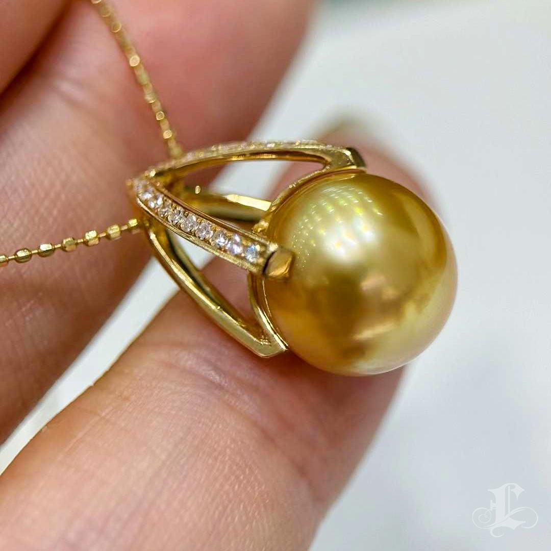 【Geometria scolpita 】Ciondolo con diamante e perla dorata dei mari del sud in vendita 1