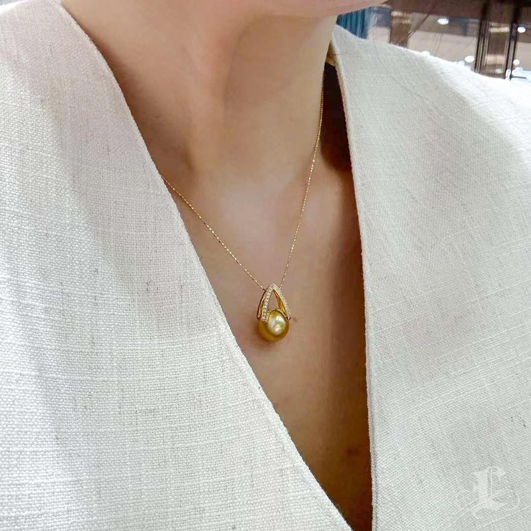 【Geometria scolpita 】Ciondolo con diamante e perla dorata dei mari del sud in vendita 2