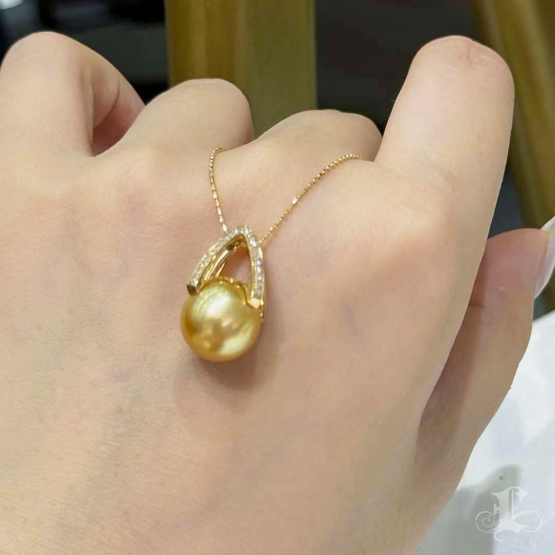 【Geometria scolpita 】Ciondolo con diamante e perla dorata dei mari del sud in vendita 3