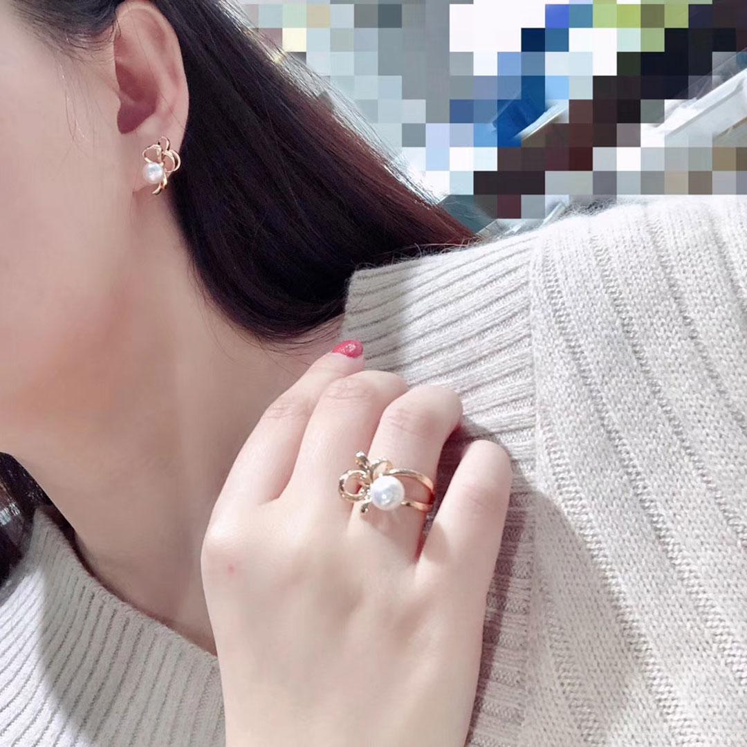 【Sculpted Geometry】 Ribbon Aurora Akoya Pearl Earrings and Ring Set In New Condition For Sale In New York, NY
