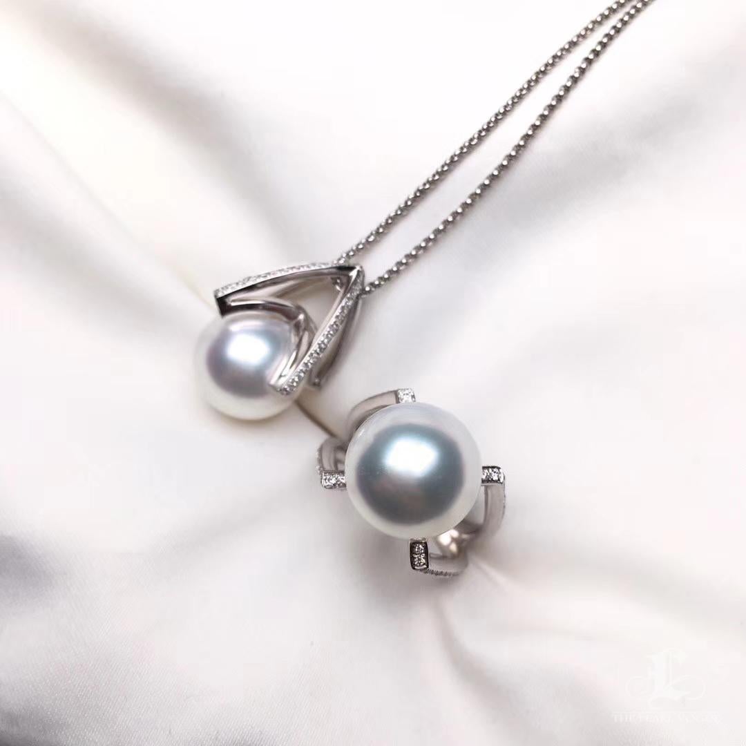Donna 【Geometria scolpita】Ciondolo architettonico con perle dei mari del sud e diamanti in vendita