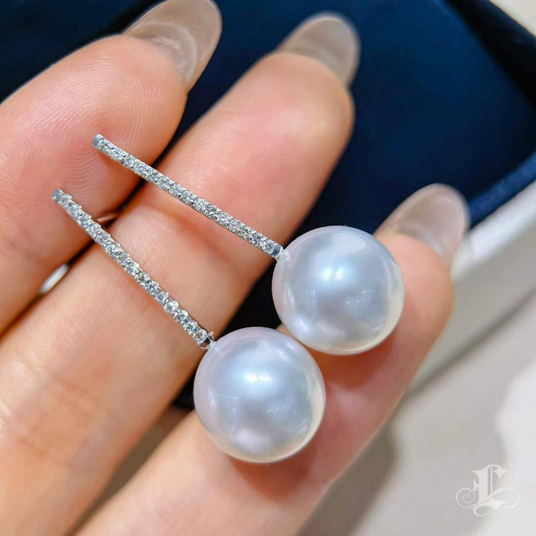 【Geometria scolpita】 Orecchini con perle dei mari del sud e diamanti della linea Aurora da 11-12 mm In condizioni Nuovo in vendita a New York, NY