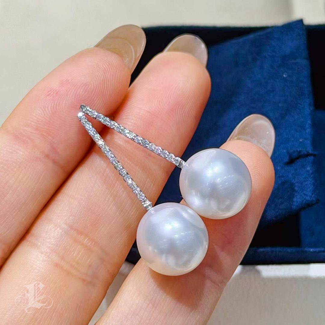 Donna 【Geometria scolpita】 Orecchini con perle dei mari del sud e diamanti della linea Aurora da 11-12 mm in vendita