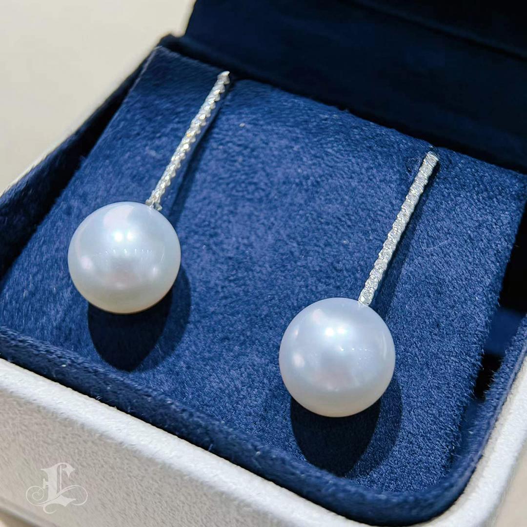 【Geometria scolpita】 Orecchini con perle dei mari del sud e diamanti della linea Aurora da 11-12 mm in vendita 1