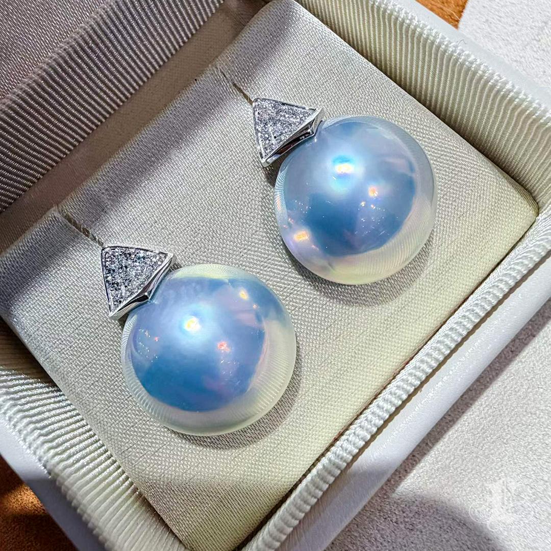 【Sculpted Geometry】Aurora Blue Dome Mabe Pearl & Diamond Earrings In New Condition For Sale In New York, NY