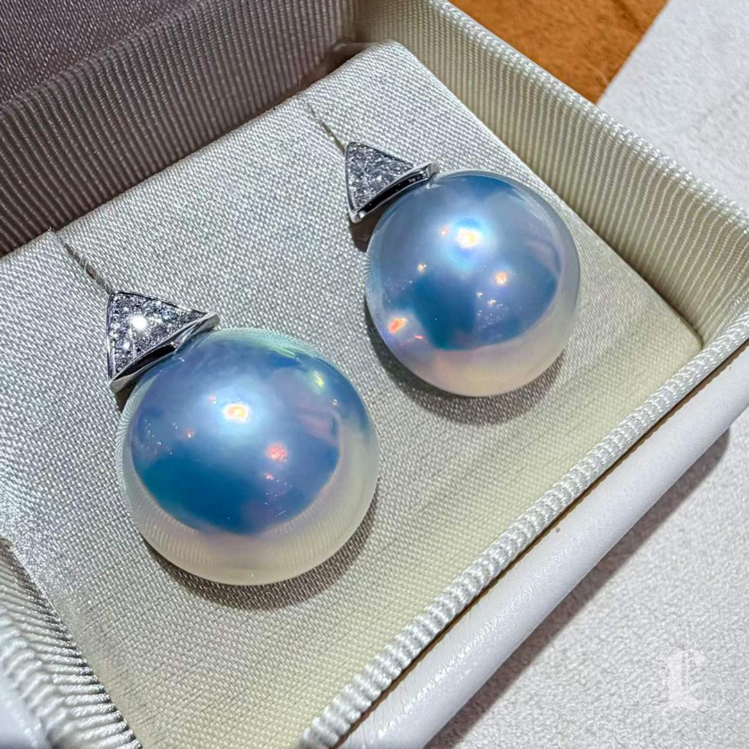 Women's 【Sculpted Geometry】Aurora Blue Dome Mabe Pearl & Diamond Earrings For Sale