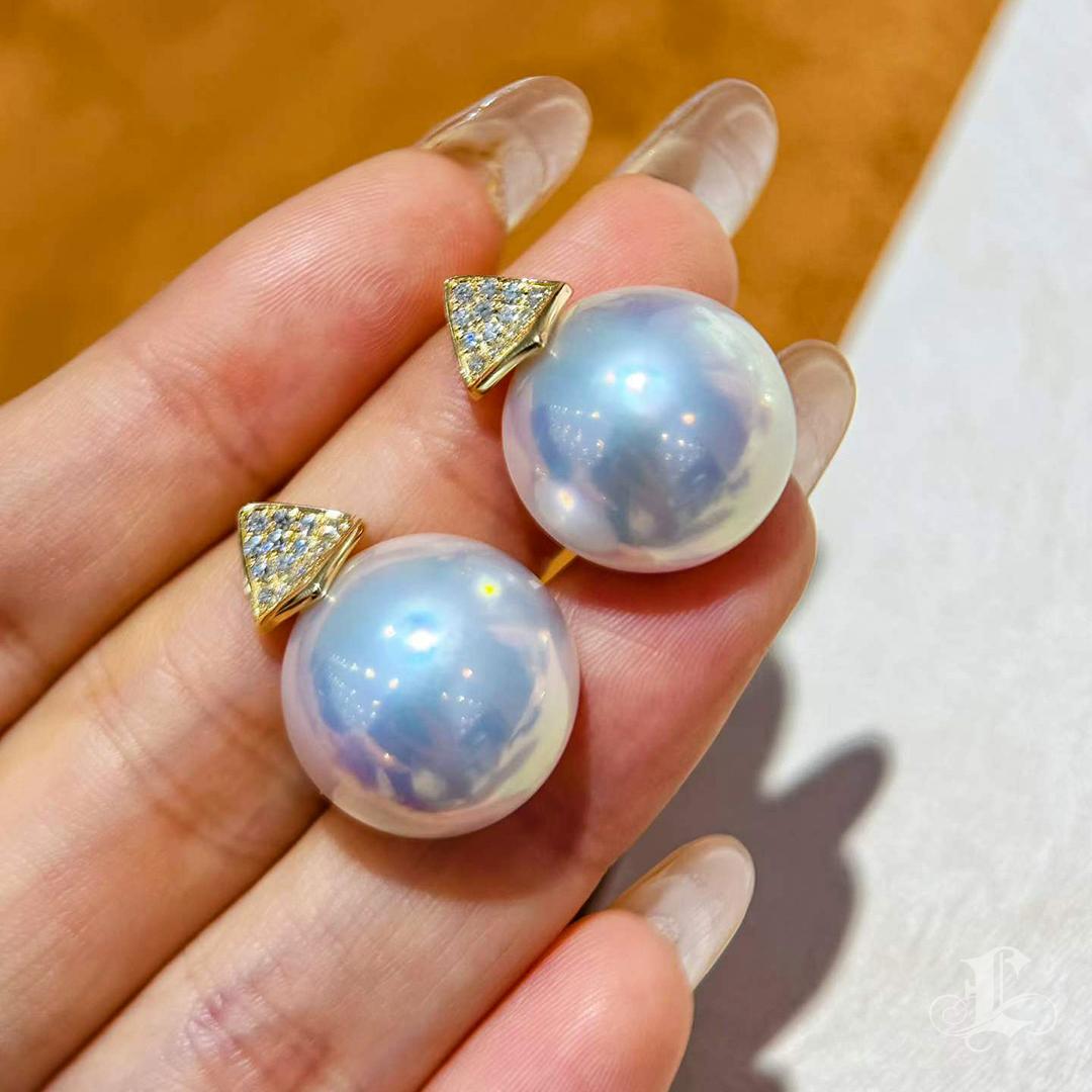 【Geometria scolpita】 Orecchini di perle e diamanti Mabe a cupola d'aurora In condizioni Nuovo in vendita a New York, NY