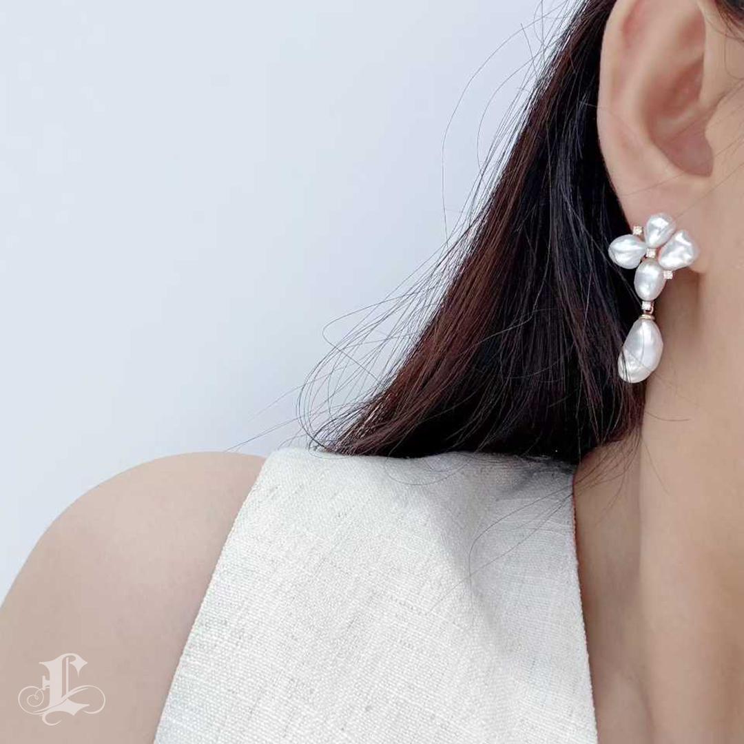 Non taillé 【Sculptured Geometry】Aurora South Sea Keshi Pearl Diamond Drop Earrings en vente