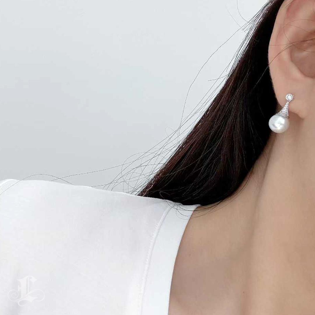 Non taillé 【Sculptured Geometry】Aurora South Sea Pearl & 0.5ct Diamond Earrings en vente
