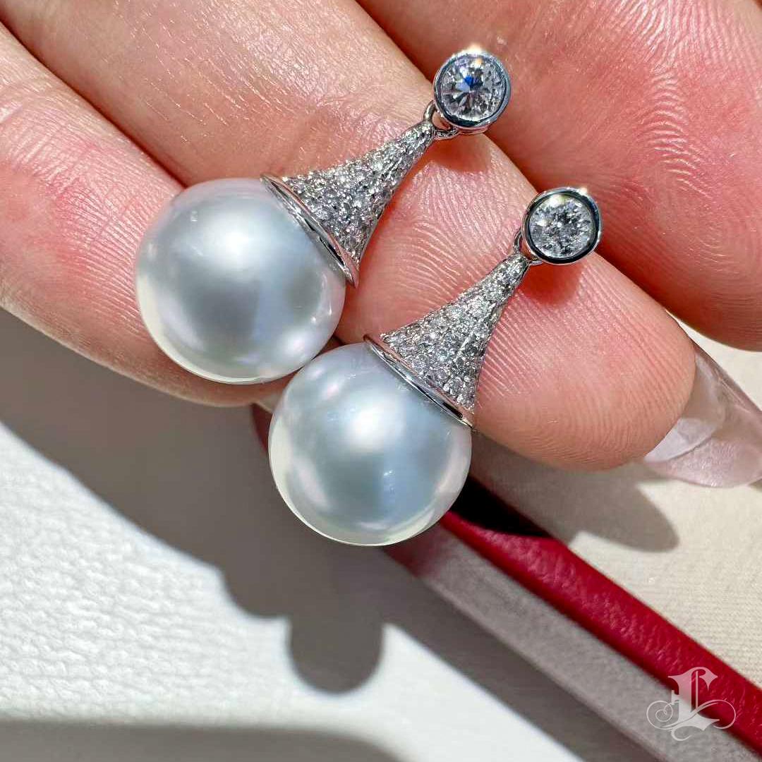 【Sculptured Geometry】Aurora South Sea Pearl & 0.5ct Diamond Earrings Neuf - En vente à New York, NY