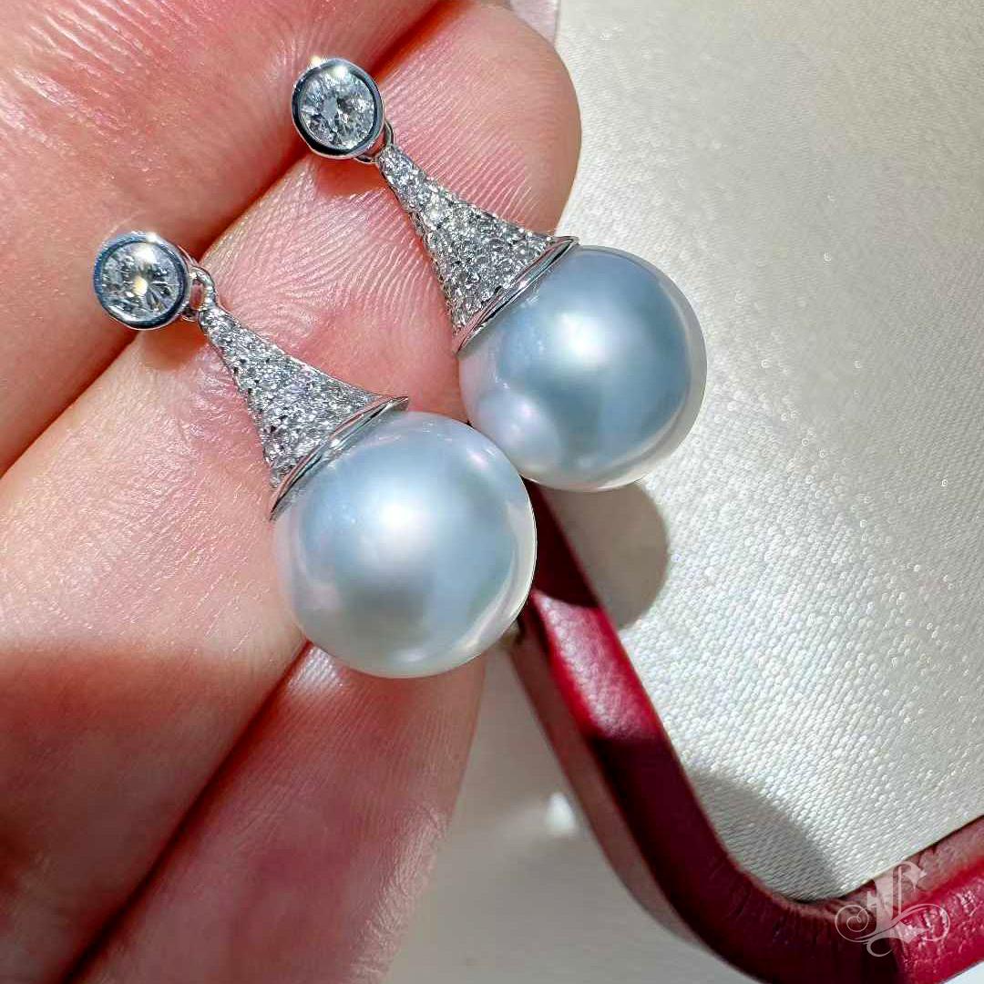 【Sculptured Geometry】Aurora South Sea Pearl & 0.5ct Diamond Earrings Pour femmes en vente