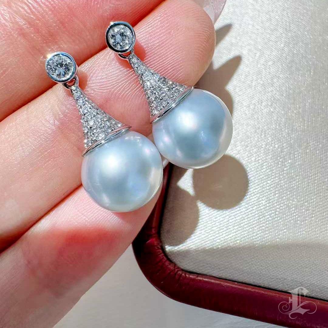 【Sculptured Geometry】Aurora South Sea Pearl & 0.5ct Diamond Earrings en vente 1