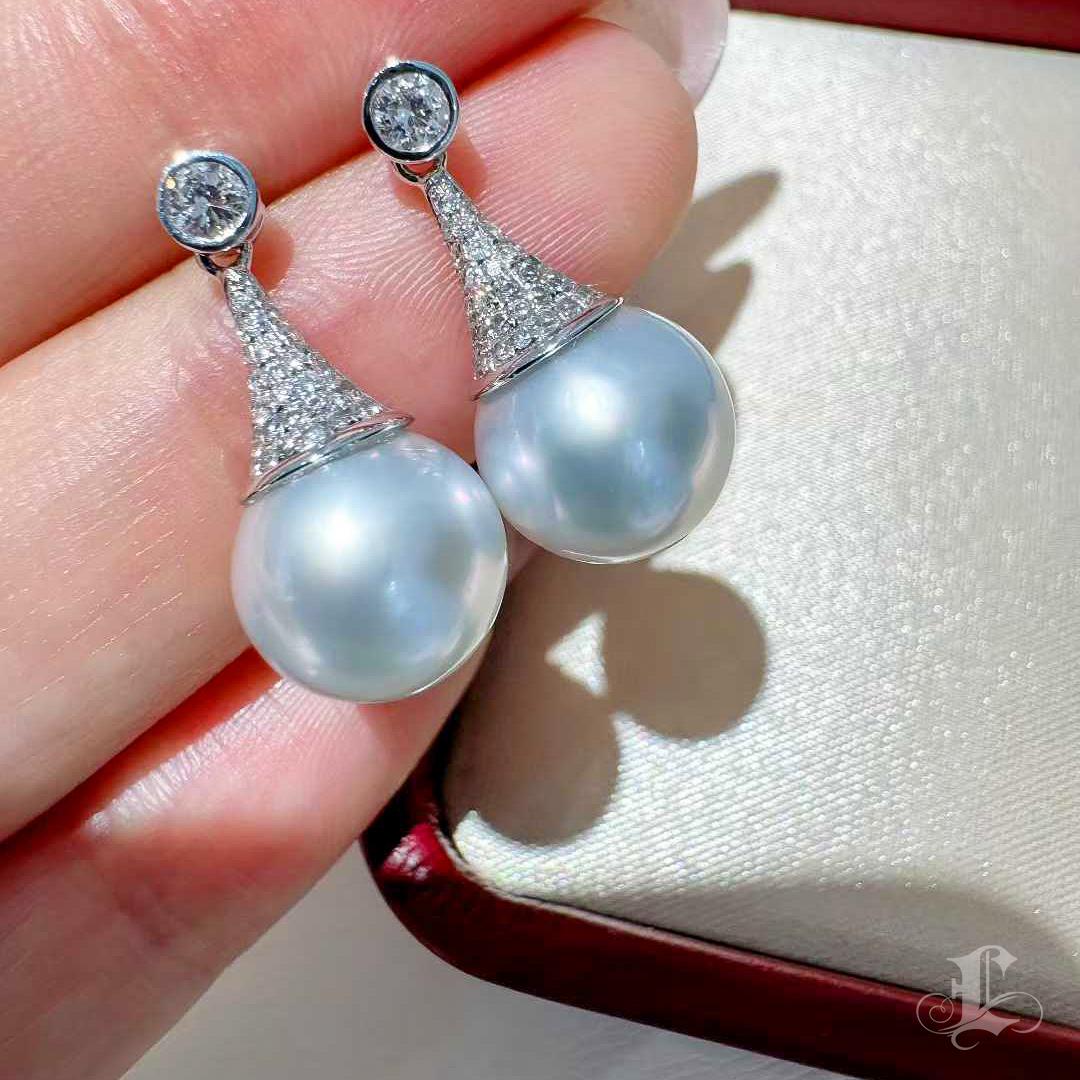 【Sculptured Geometry】Aurora South Sea Pearl & 0.5ct Diamond Earrings en vente 2