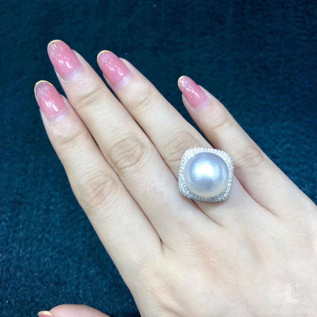 【Sculpted Geometry】Diamond Halo Aurora South Sea Pearl Earrings and Ring Set Neuf - En vente à New York, NY