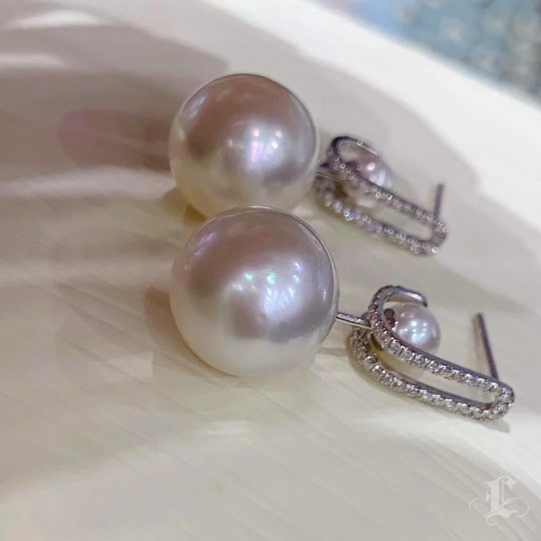 Donna Geometria scolpita】 Orecchini convertibili con diamanti e perle dei mari del Sud in vendita