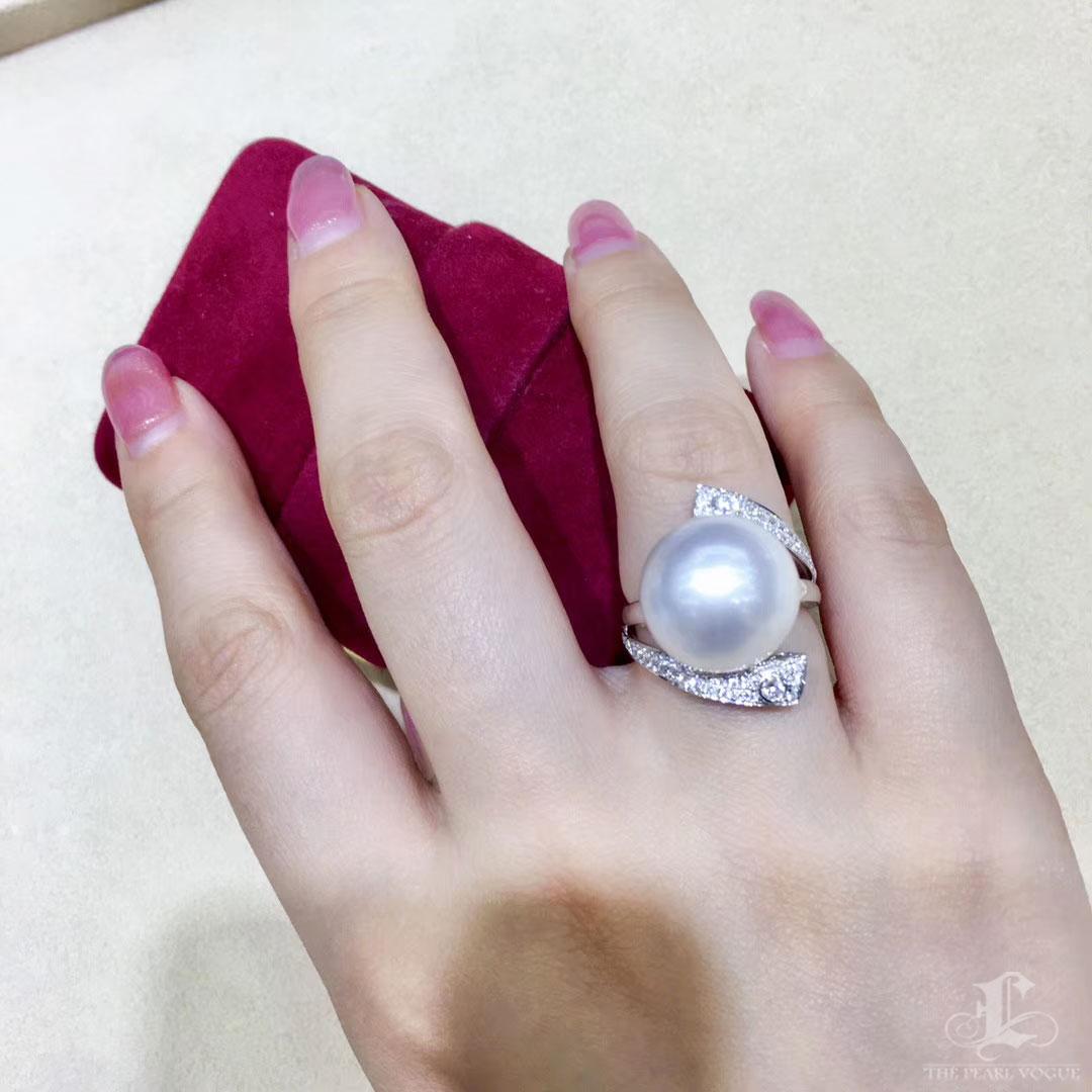 Grezzo Anello con diamante e perla dei mari del Sud, oro bianco 18k in vendita