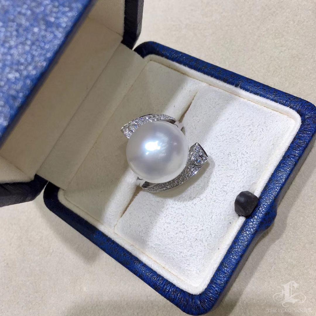 Anello con diamante e perla dei mari del Sud, oro bianco 18k in vendita 2