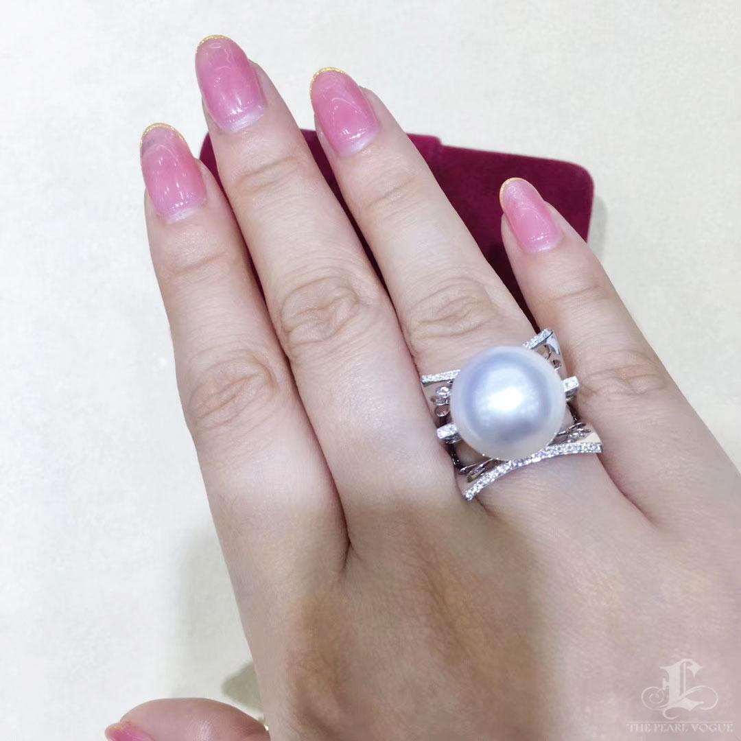 【Sculpted Geometry】Anillo de perlas del mar del sur con cresta de diamantes, oro blanco de 18k Sin cortar en venta