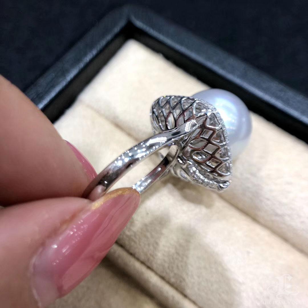 【Geometria scolpita】 Anello con diamante e perla dei mari del sud, oro bianco 18k in vendita 1