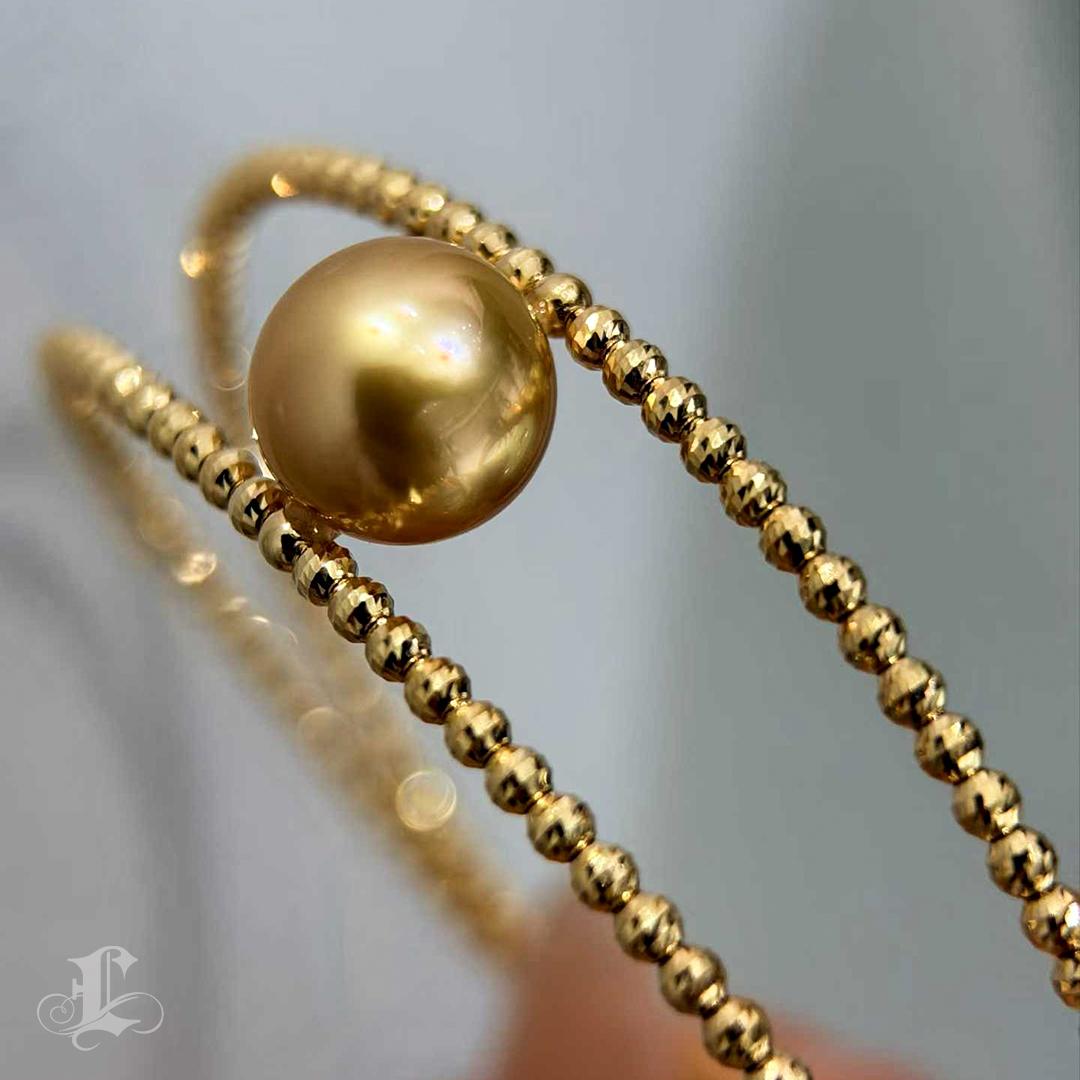 【Geometria scolpita】Bracciale con perle dei mari del sud da 9-10 mm in oro 18K In condizioni Nuovo in vendita a New York, NY
