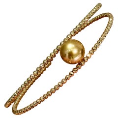 【Sculpted Geometry】Golden Radiance 9–10mm South Sea Pearl 18K Gold Bangle 【Sculpted Geometry】Golden Radiance 9–10mm South Sea Pearl 18K Gold Bangle