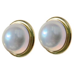 【Sculpted Geometry】High Dome Mabé Pearl Earrings, 16–17 mm