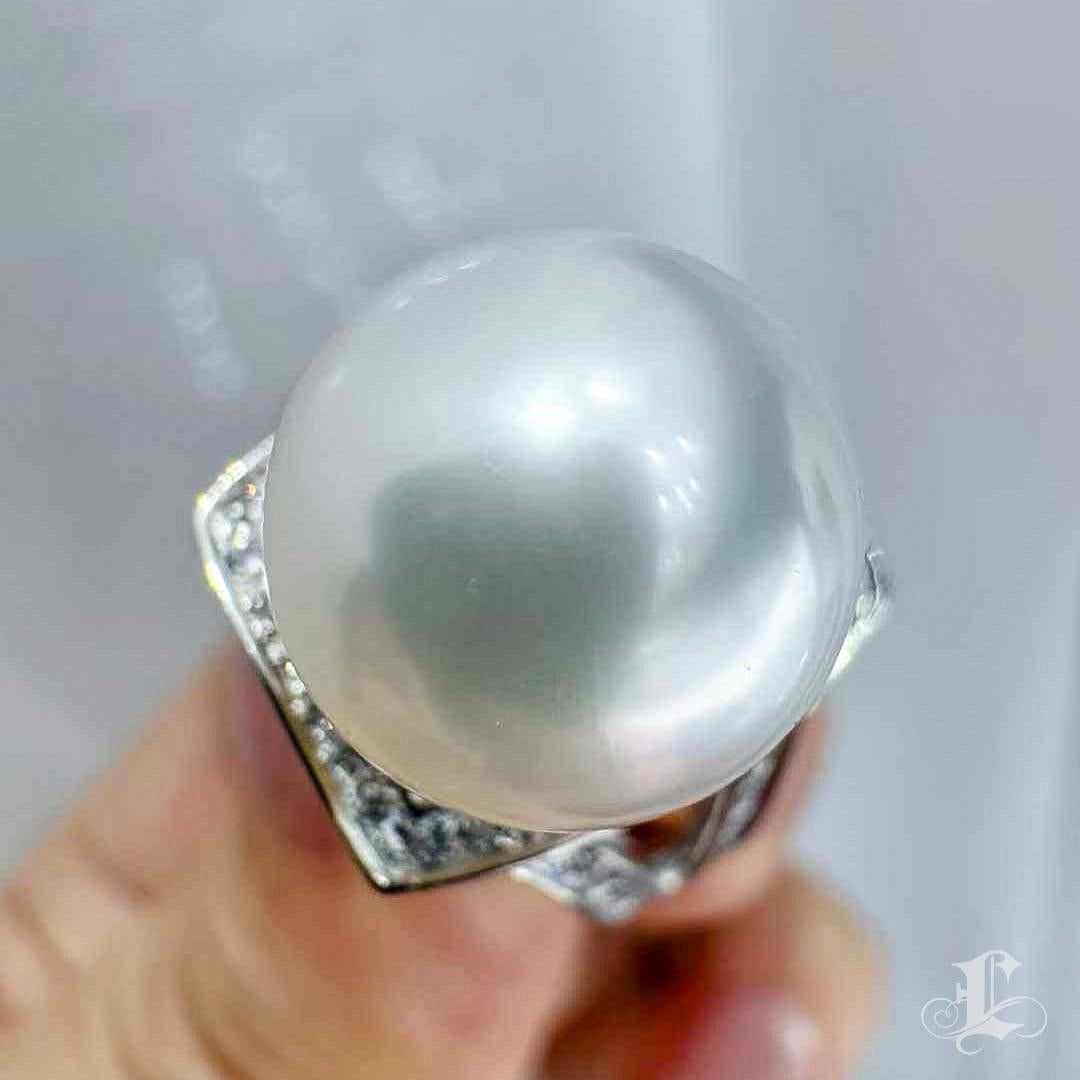 【Sculpted Geometry】Only One Architectural South Sea Pearl & Diamond Ring Neuf - En vente à New York, NY