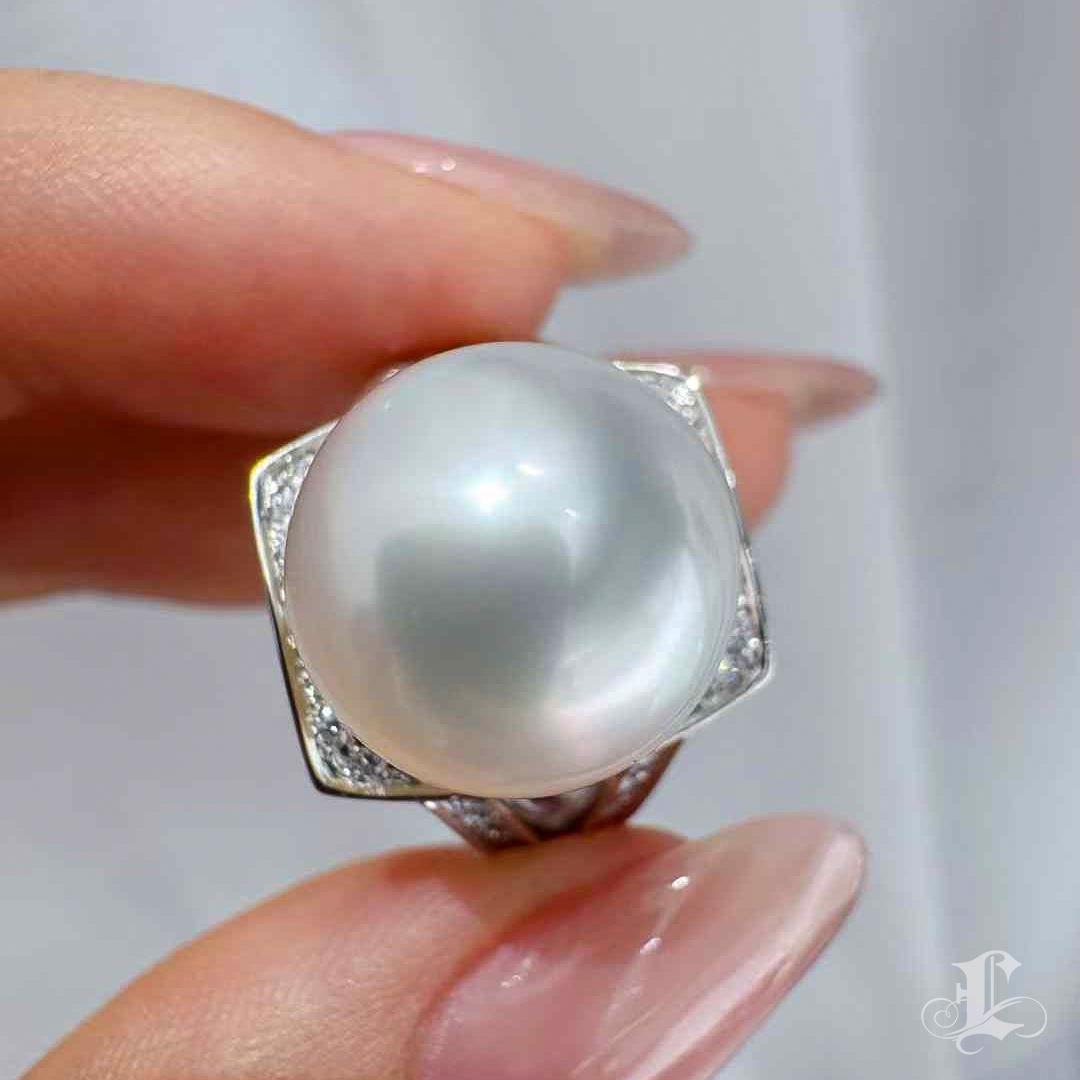 【Sculpted Geometry】Only One Architectural South Sea Pearl & Diamond Ring Pour femmes en vente