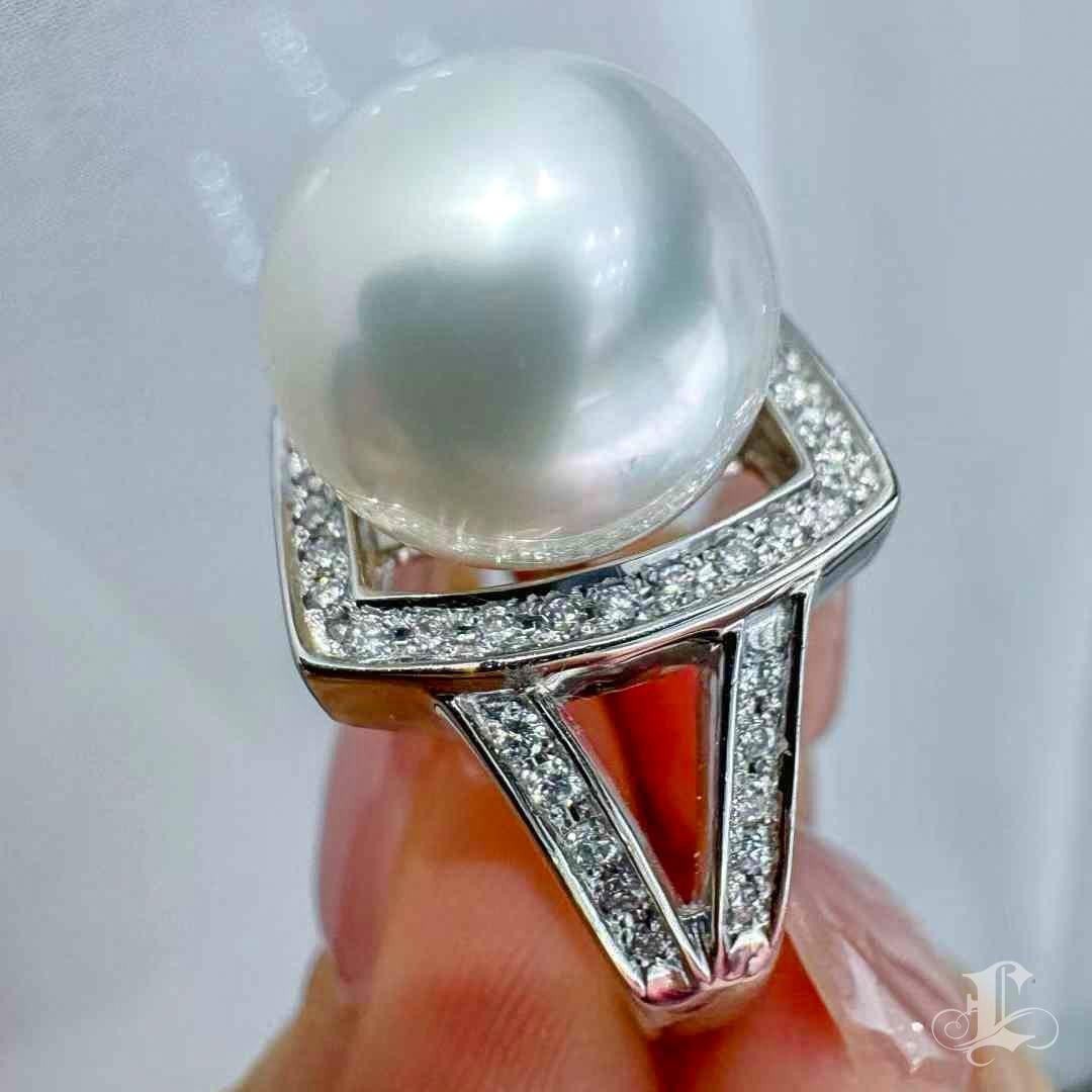 【Sculpted Geometry】Only One Architectural South Sea Pearl & Diamond Ring en vente 1