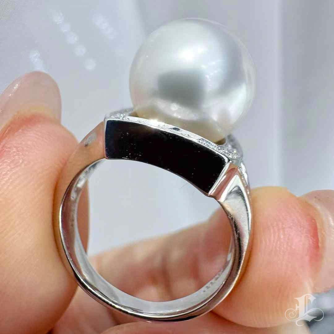 【Sculpted Geometry】Only One Architectural South Sea Pearl & Diamond Ring en vente 3