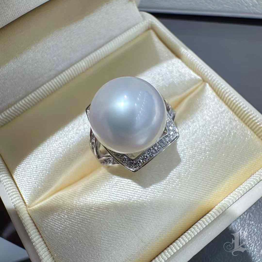 【Sculpted Geometry】Only One Architectural South Sea Pearl & Diamond Ring en vente 4
