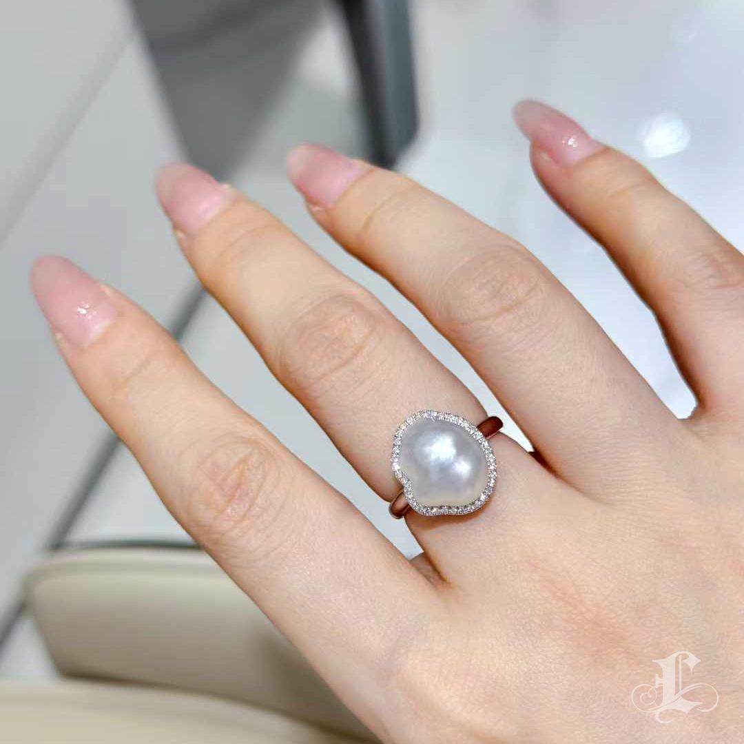 【Sculpted Geometry】Sólo un anillo con halo de diamantes y perlas naturales Keshi de Aurora Drift Sin cortar en venta