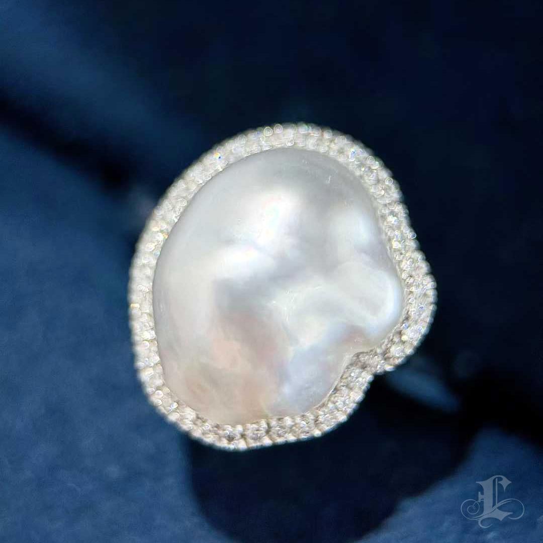 【Sculpted Geometry】Sólo un anillo con halo de diamantes y perlas naturales Keshi de Aurora Drift en Nuevo estado para la venta en New York, NY