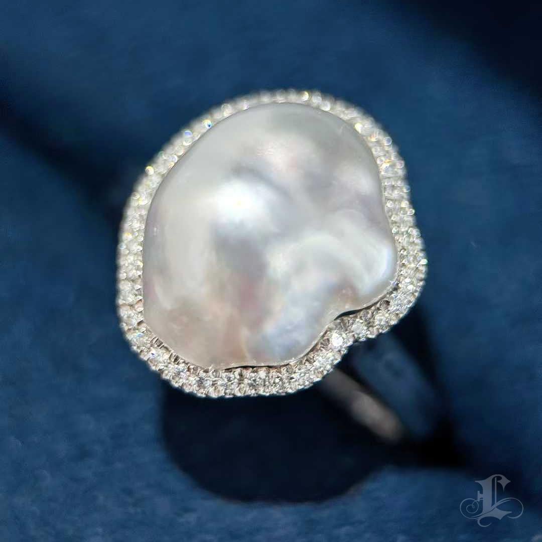 De las mujeres 【Sculpted Geometry】Sólo un anillo con halo de diamantes y perlas naturales Keshi de Aurora Drift en venta