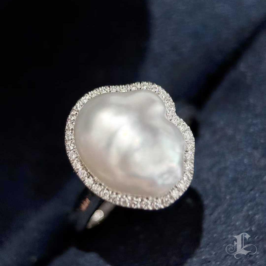 【Sculpted Geometry】Sólo un anillo con halo de diamantes y perlas naturales Keshi de Aurora Drift en venta 1