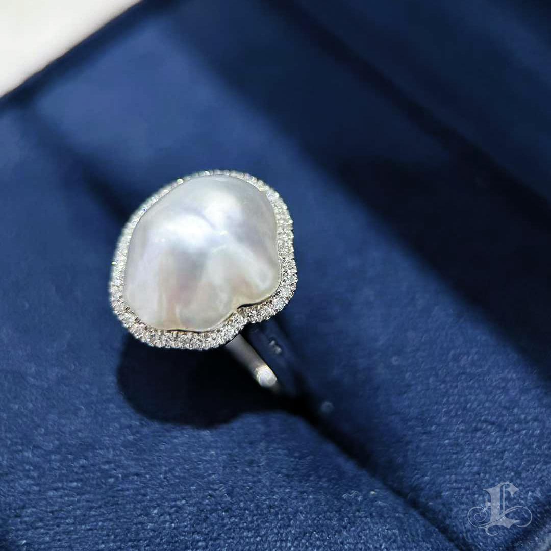 【Sculpted Geometry】Sólo un anillo con halo de diamantes y perlas naturales Keshi de Aurora Drift en venta 2