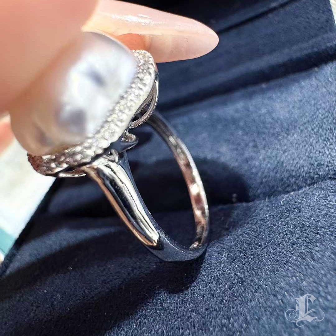 【Sculpted Geometry】Sólo un anillo con halo de diamantes y perlas naturales Keshi de Aurora Drift en venta 3