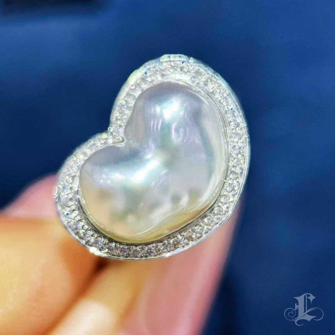 【Sculpted Geometry】Sólo un Corazón Aurora Anillo de Diamantes y Perlas Keshi Naturales en Nuevo estado para la venta en New York, NY