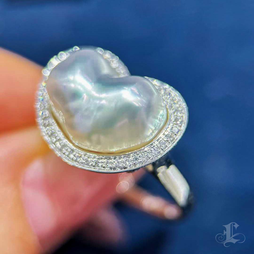 De las mujeres 【Sculpted Geometry】Sólo un Corazón Aurora Anillo de Diamantes y Perlas Keshi Naturales en venta
