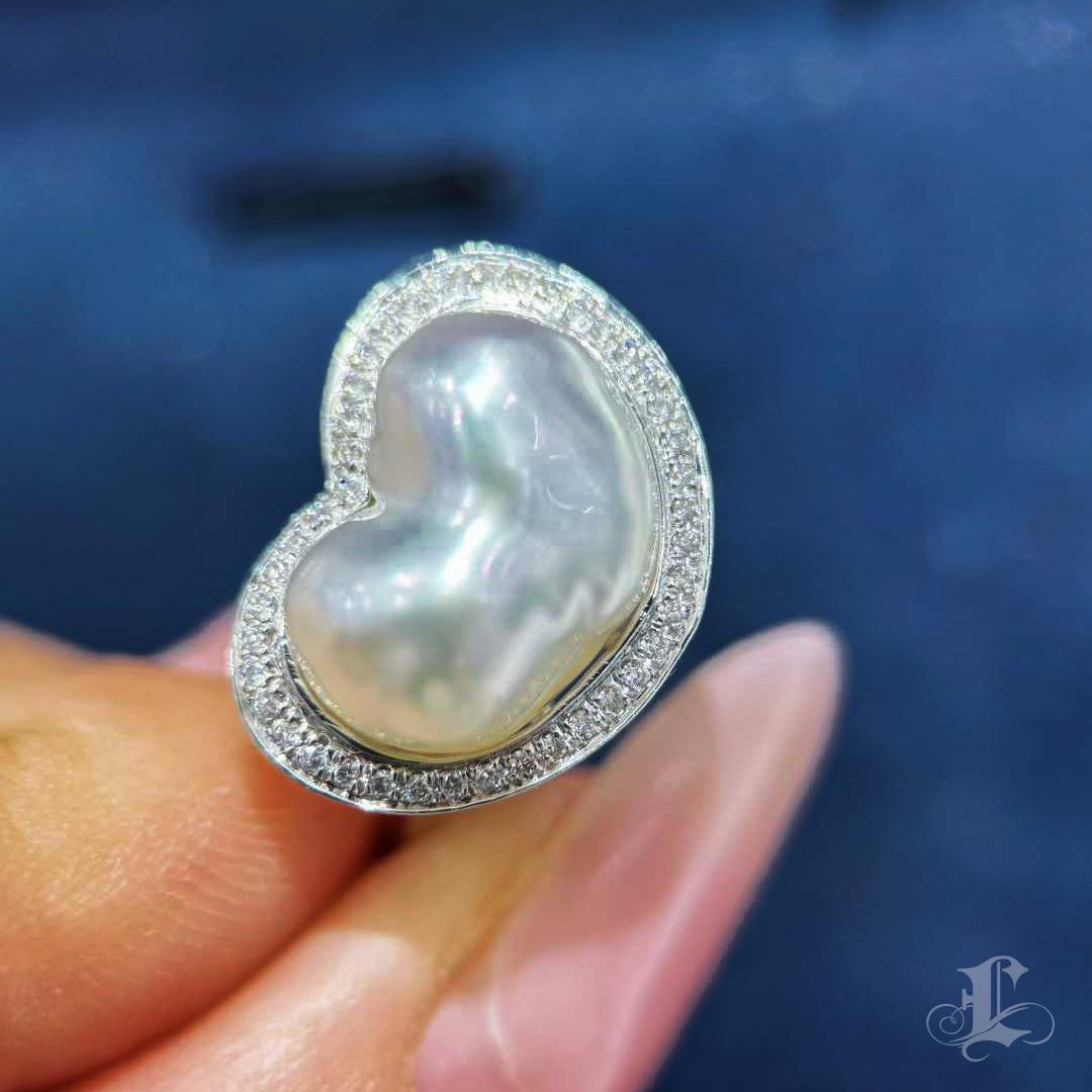 【Sculpted Geometry】Sólo un Corazón Aurora Anillo de Diamantes y Perlas Keshi Naturales en venta 3