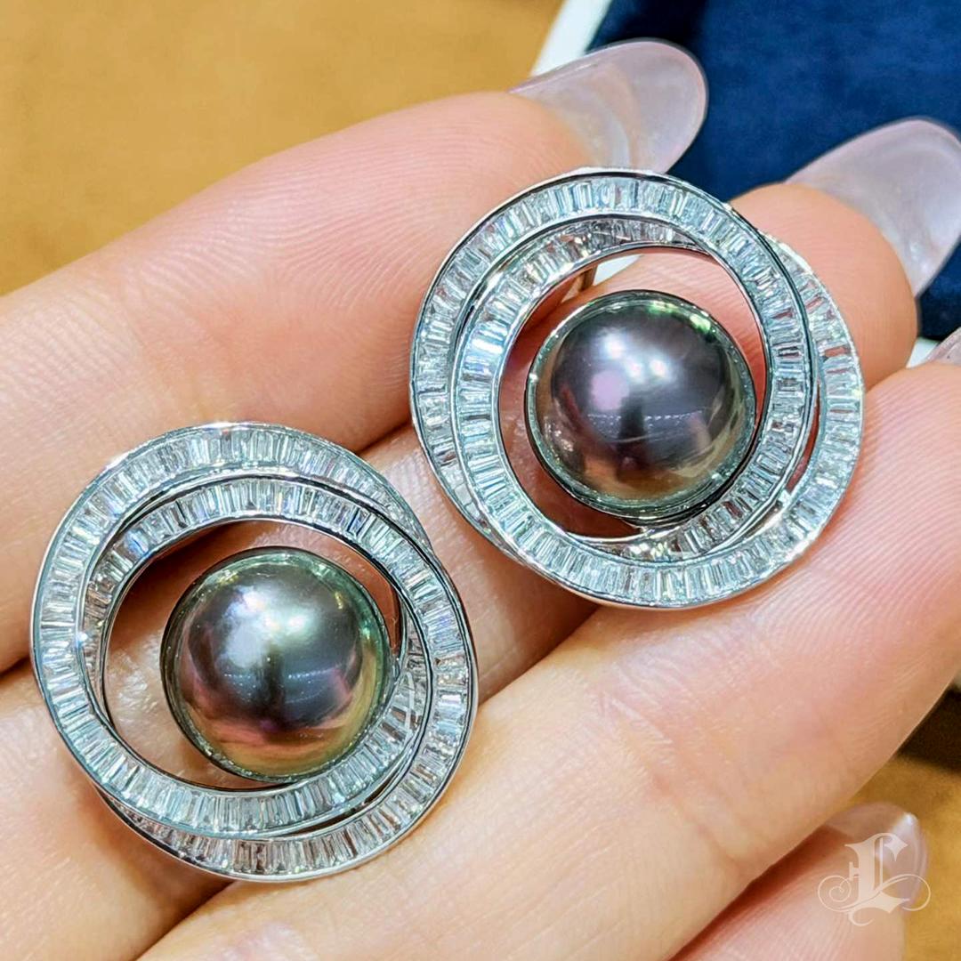 【Sculptured Geometry】Orbit Tahitian Pearl Diamond Earrings Neuf - En vente à New York, NY