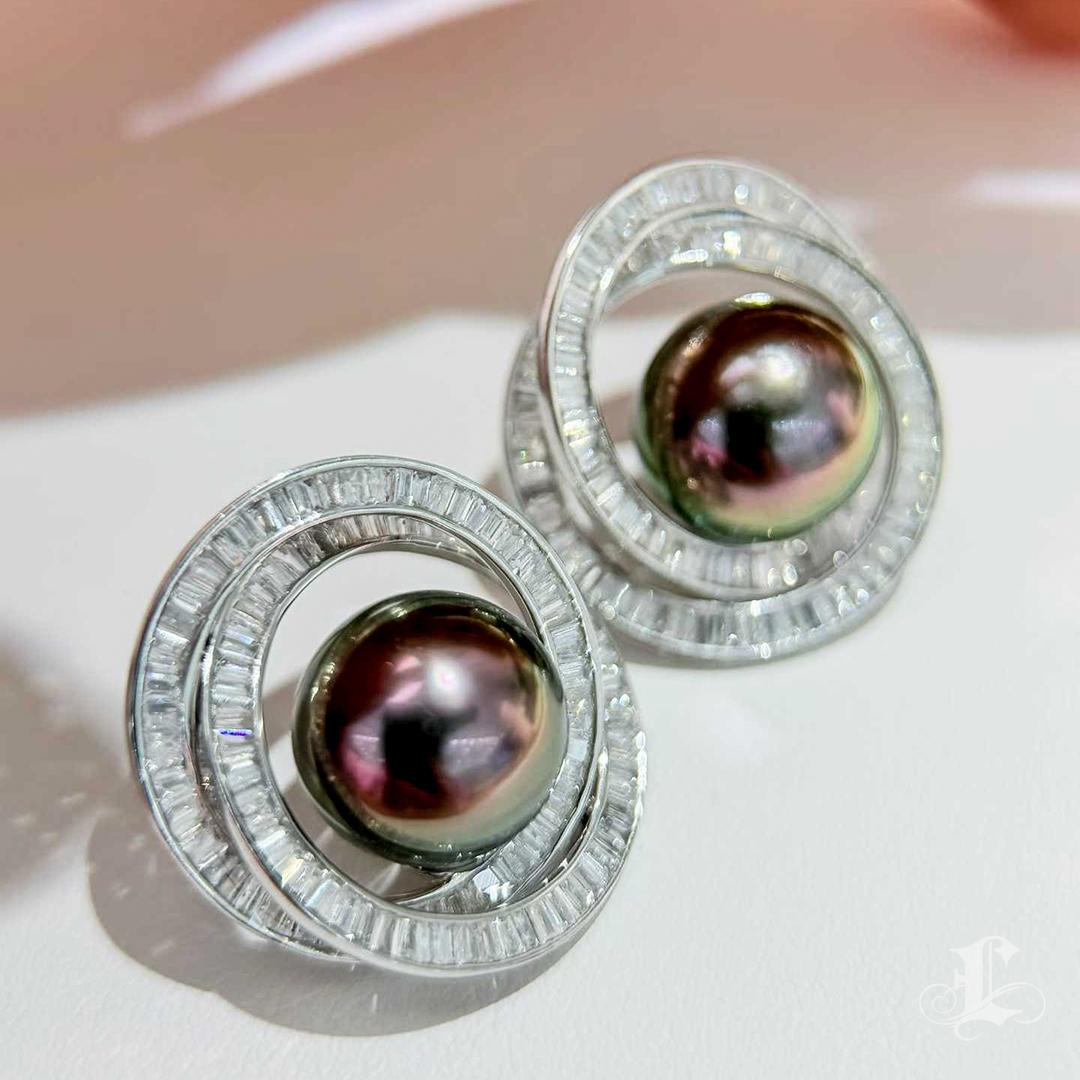 【Sculptured Geometry】Orbit Tahitian Pearl Diamond Earrings en vente 1