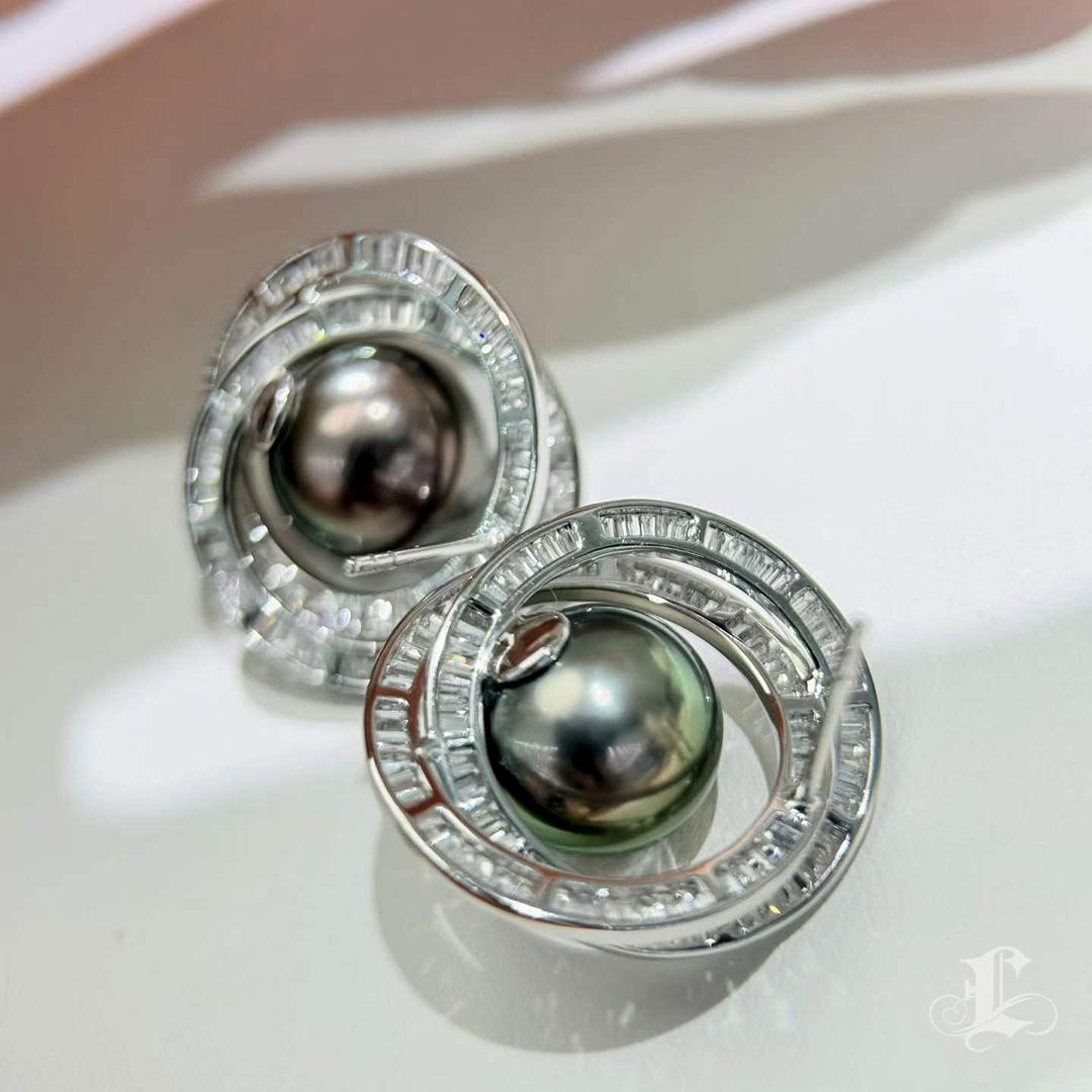 【Sculptured Geometry】Orbit Tahitian Pearl Diamond Earrings en vente 4