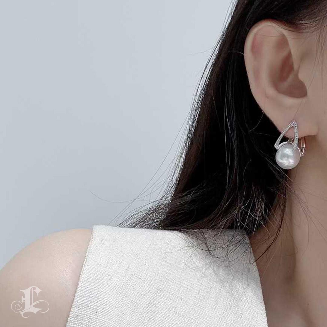 【Sculpted Geometry】PSL Venus zertifiziert 12.1mm Südsee Perle & Diamant Ohrringe (Ungeschliffen) im Angebot