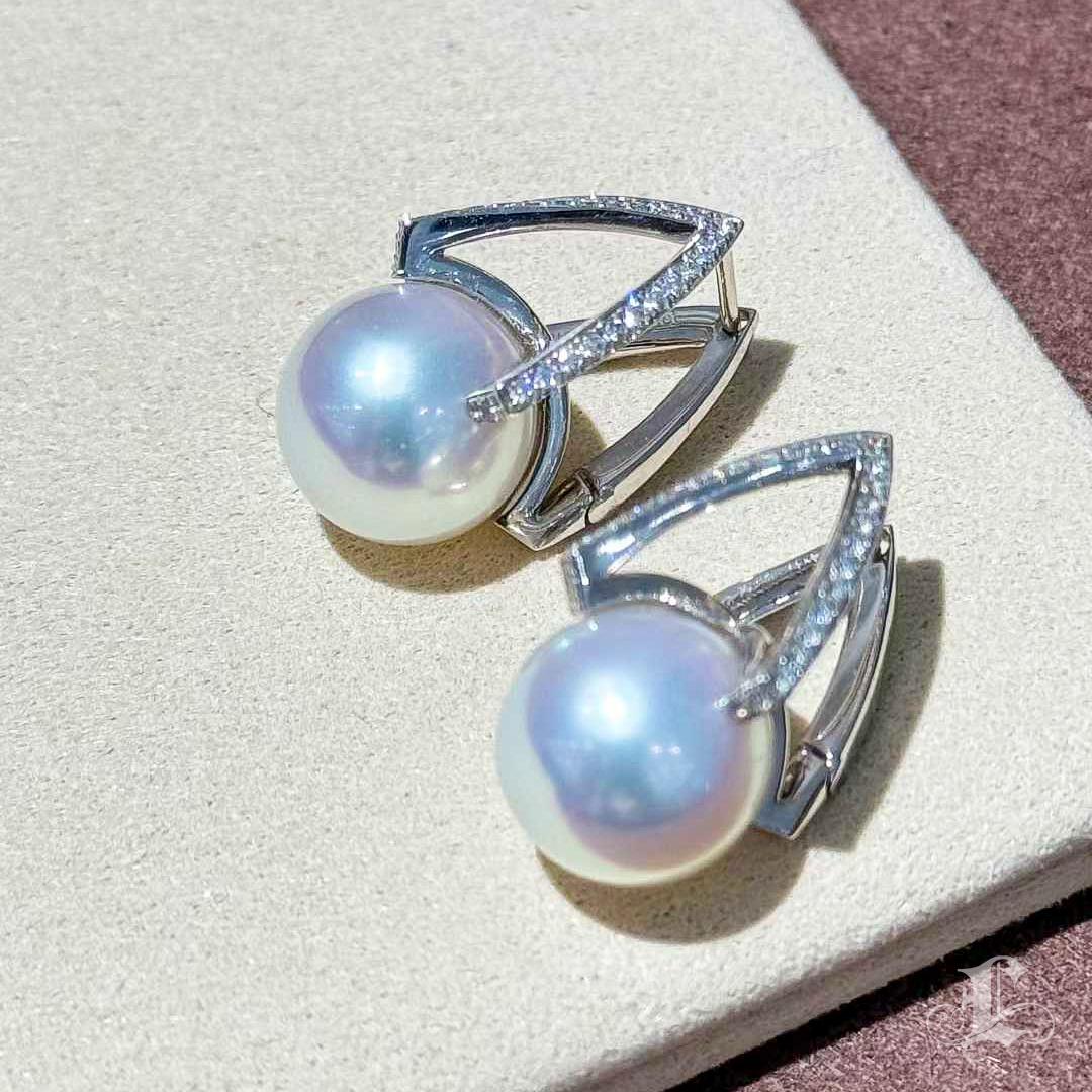 【Sculpted Geometry】PSL Venus zertifiziert 12.1mm Südsee Perle & Diamant Ohrringe im Zustand „Neu“ im Angebot in New York, NY