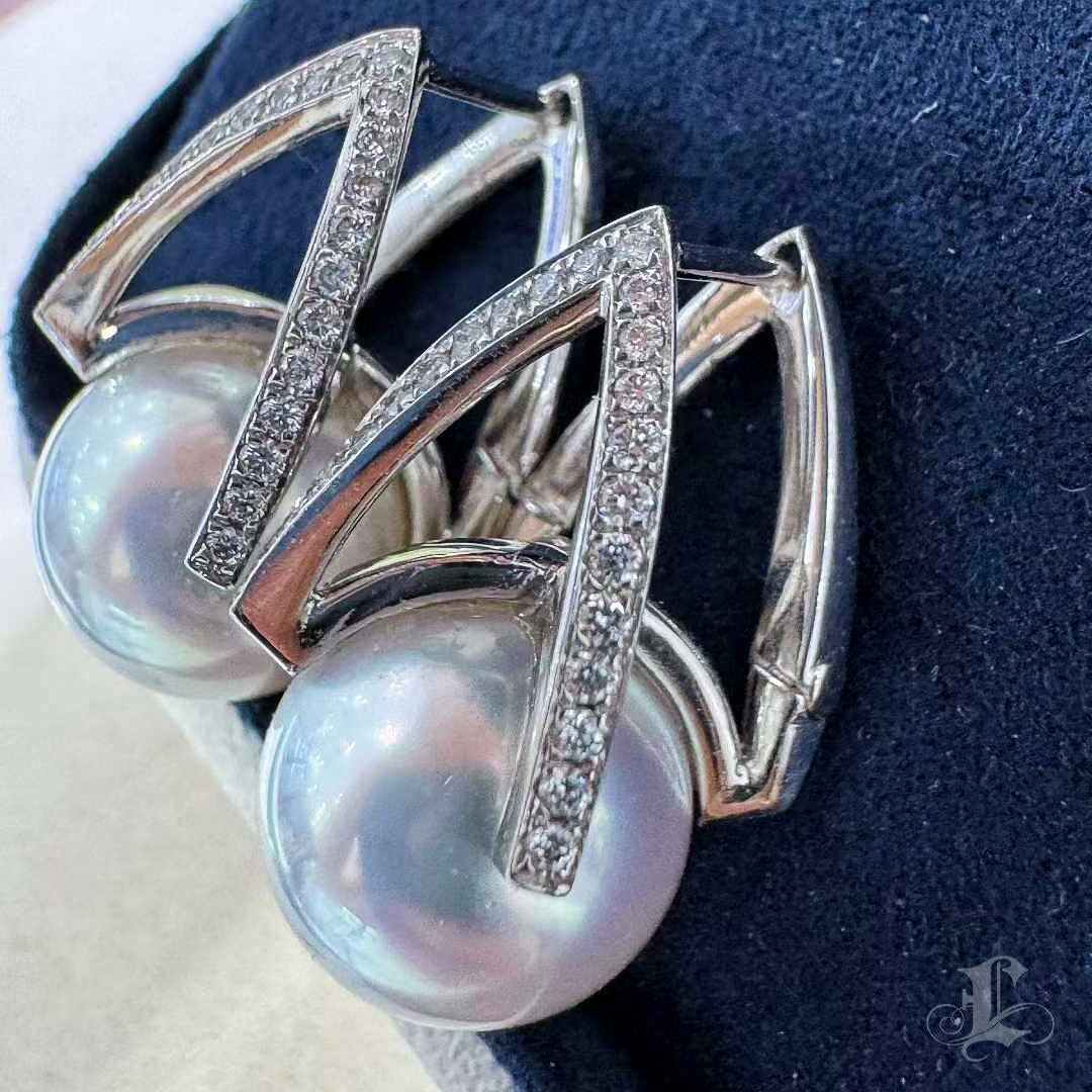 【Sculpted Geometry】PSL Venus zertifiziert 12.1mm Südsee Perle & Diamant Ohrringe im Angebot 1