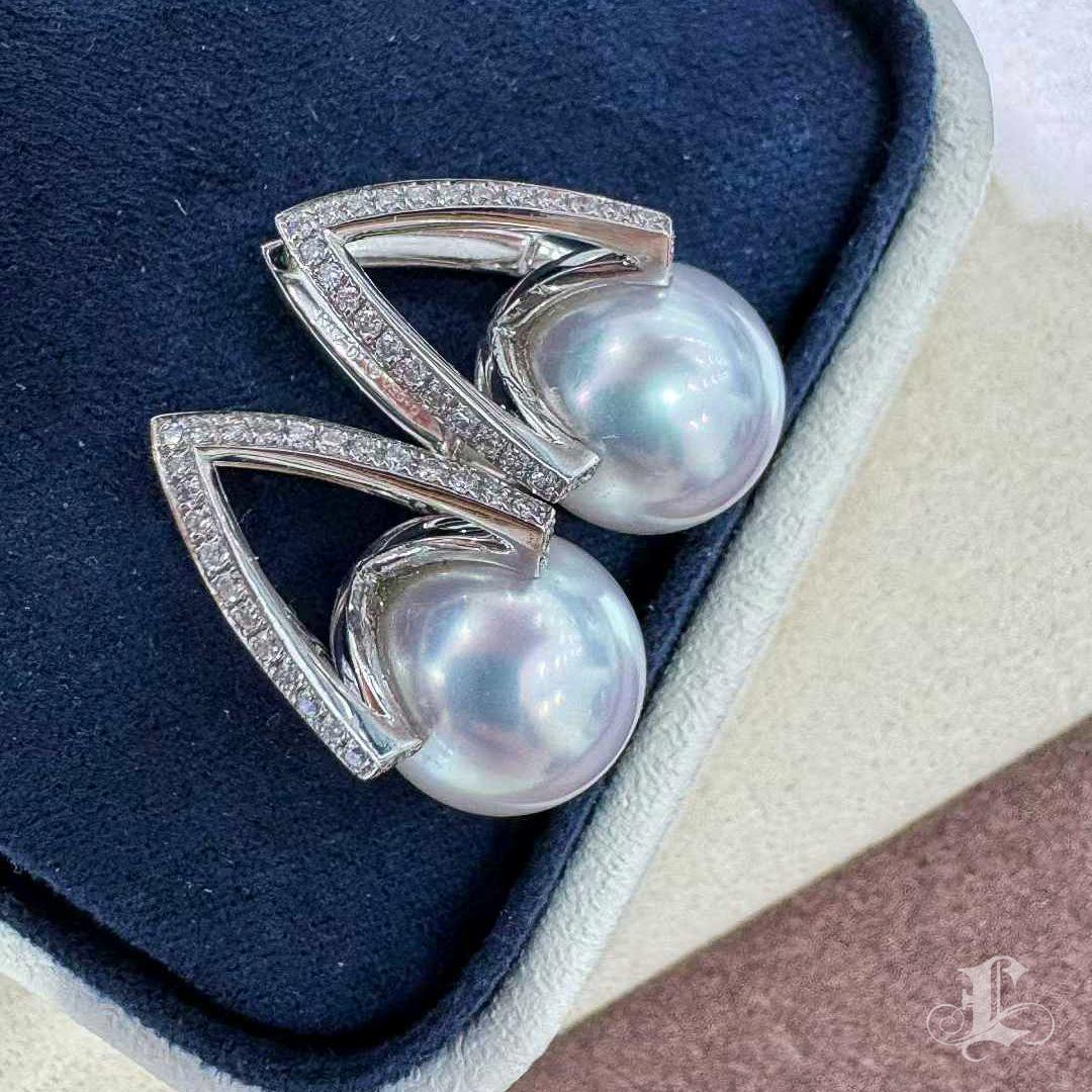 【Sculpted Geometry】PSL Venus zertifiziert 12.1mm Südsee Perle & Diamant Ohrringe im Angebot 3